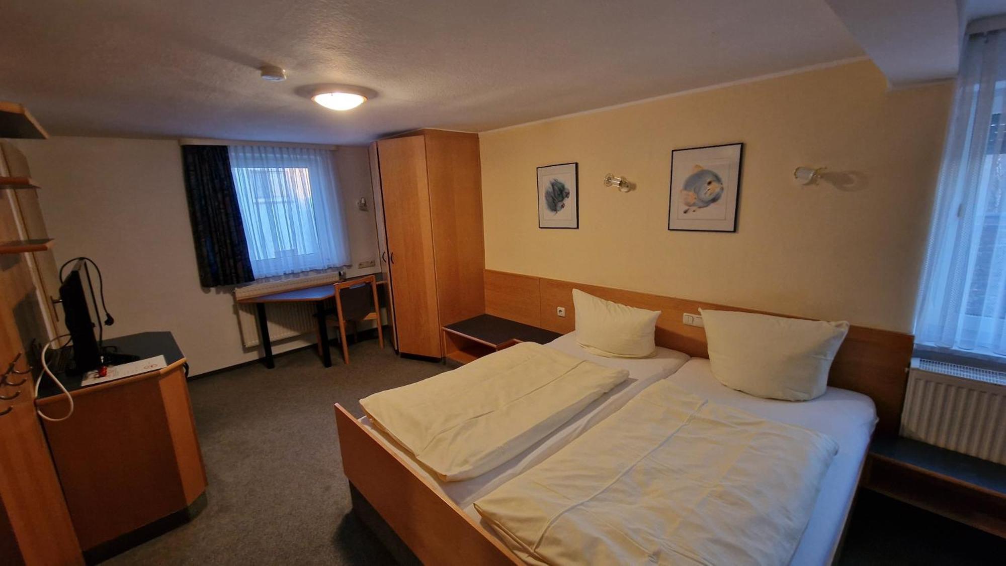 Schwarzer Adler - Hotel Garni Ipsheim Oda fotoğraf