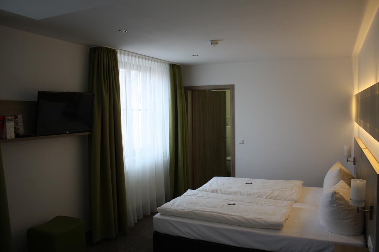 Schwarzer Adler - Hotel Garni Ipsheim Oda fotoğraf